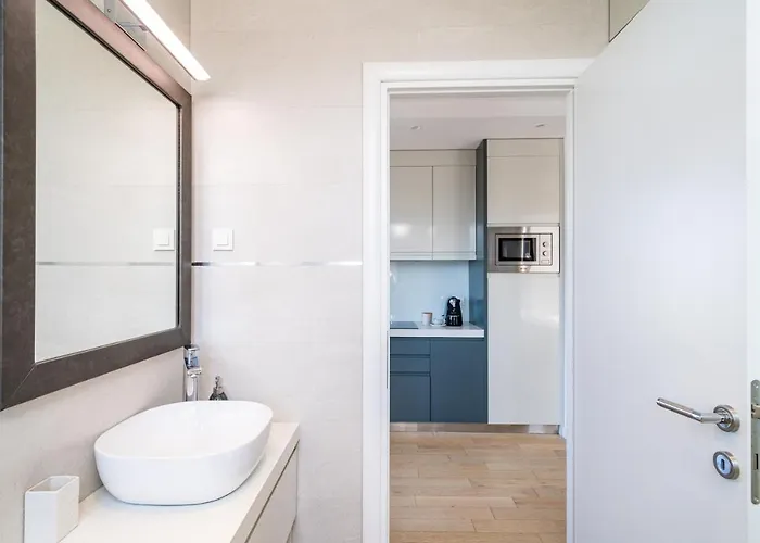 Crown - Emerald 1 Bd Apartment *